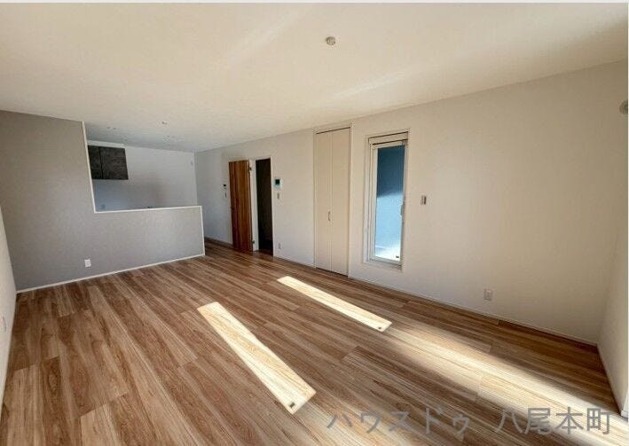 広々としたリビングは、大きな家具を配置してもゆとりのある空間設計。自然光が差し込み、家族が集まる明るく心地よいリビングです。