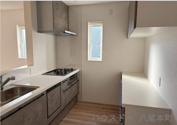 リビング全体を見渡せる対面式キッチンを採用。配膳や片付けもしやすく、家事動線に優れた使い勝手の良い空間です。