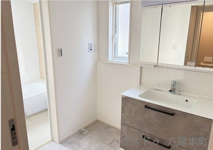 収納力のある洗面化粧台を採用し、生活感を抑えたすっきり空間。朝の忙しい時間帯も家族で使いやすい洗面所です。