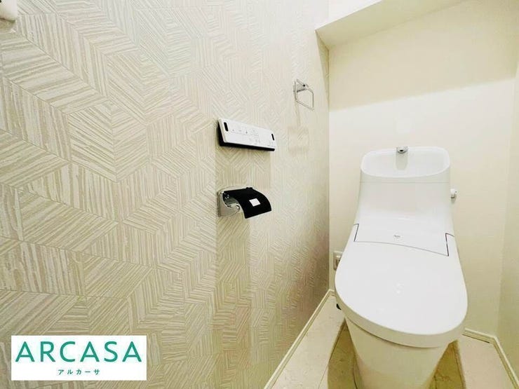 *施工事例*
トイレにくぼみ部分とフチがないためお掃除がしやすいトイレです。大切な水を無駄なく賢く節水します。