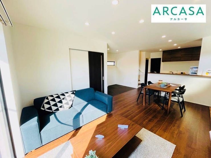 *施工事例*
家事導線を考えた間取り作りになっています。省エネのLED照明は見た目をシンプルに仕上げてくれるダウンライトを採用。