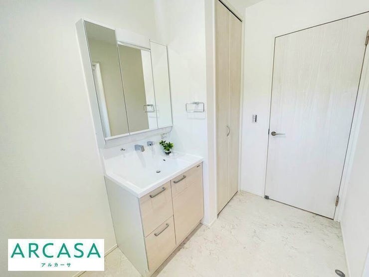 *施工事例*
ミラーの裏にはたっぷり収納スペースがあります!歯ブラシも中に収納できて衛生的♪洗面下の収納には背の高いものもスッキリ収納できます。