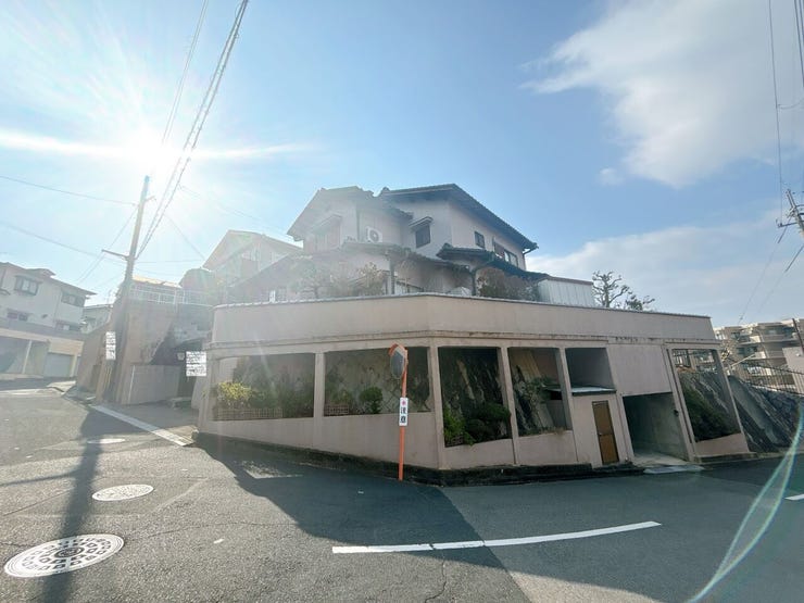 スーパーやコンビニなど生活利便施設が充実した立地です。