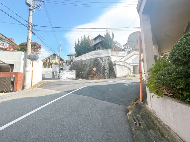 隣家との間隔が広い住宅地なので、お子様が小さいご家族やペットを飼われる方も安心です。