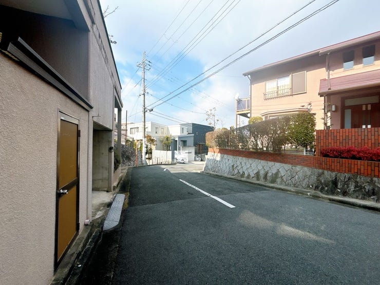 前面道路が広く、毎日の通行も快適です。