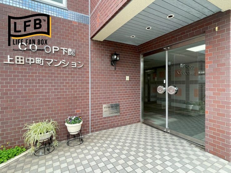 マンションのエントランスです♪レンガ調でレトロな雰囲気が素敵ですね♪