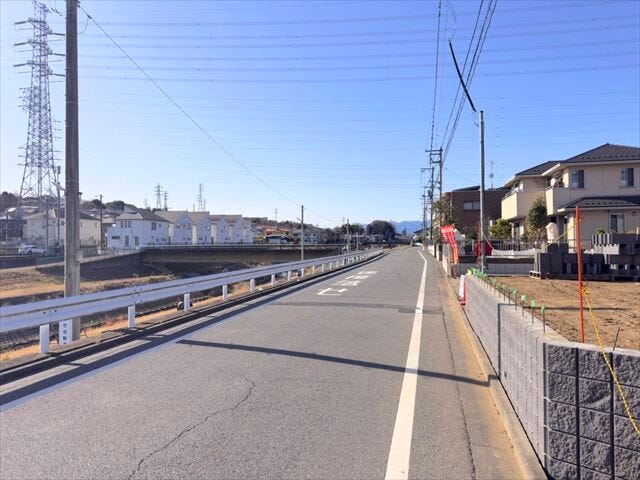 【南東側 前面道路】幅員約7m以上の前面道路です。普通車が余裕を持ってすれ違うことの出来る道幅です。もちろん、大型車も余裕を持って通行出来ます。