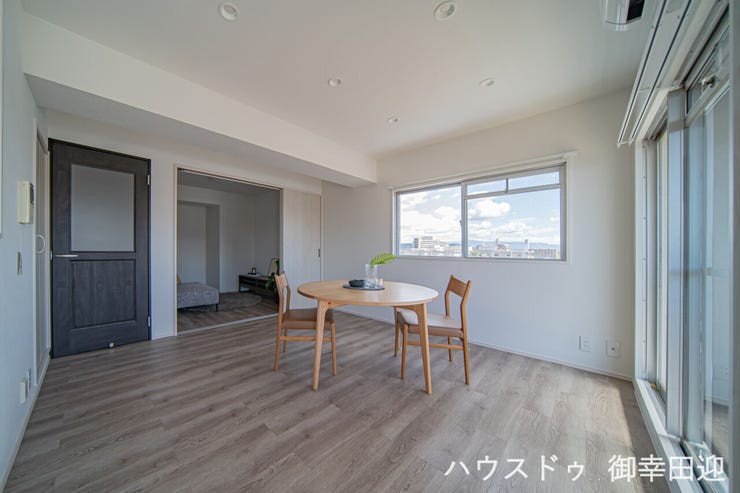 ■安らぎと笑顔の中心地■陽光が優しく降り注ぎ、会話が自然と弾む。ここでは、毎日が特別な時間へと変わります。