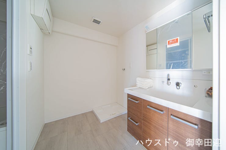 ■清々しいリフレッシュ空間■自分を磨き、気持ちを切り替える。心地よい光が差し込むプライベートスペース。