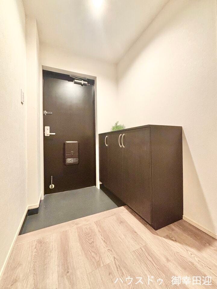 ■「ただいま」の安堵をくれる場所■訪れる人を迎え入れ、帰るたびにホッと一息つける、明るく機能的なエントランス。