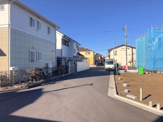 【南側 前面道路】幅員約5mの前面道路です。お子様と手を繋いで歩いている横を車が通り抜けれる道幅となっています。安心してお子様と一緒にお出掛けする事が出来ます。