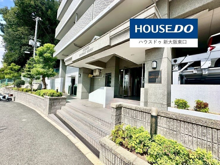 ホテルのようなエントランス。
宅配ボックス、オートロック、防犯カメラがあります。