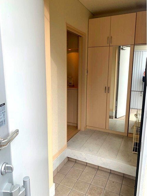 玄関は明るく、収納もあります。