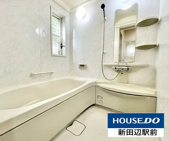 一日の疲れが取れるバスルーム。窓も付いて換気もできます。