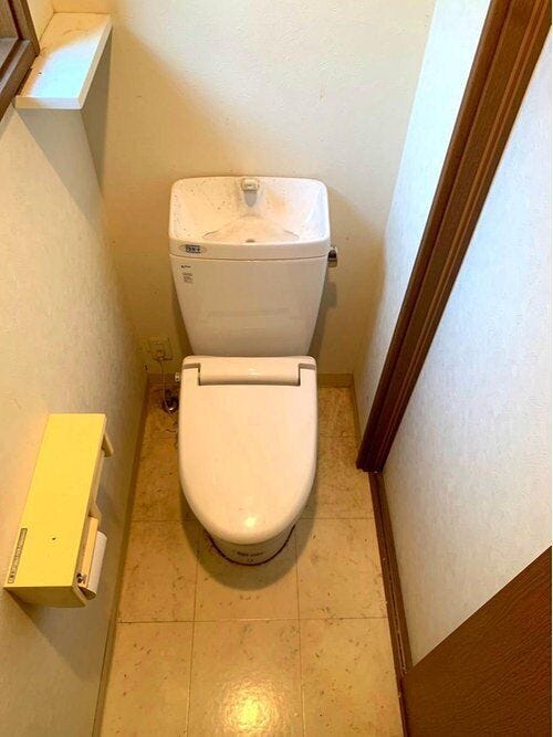 トイレは2か所。自然光の入る足元の広いトイレです。