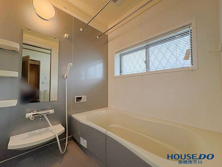 大き目の浴槽は、ゆったりと足を伸ばしてくつろいでいただけそうです