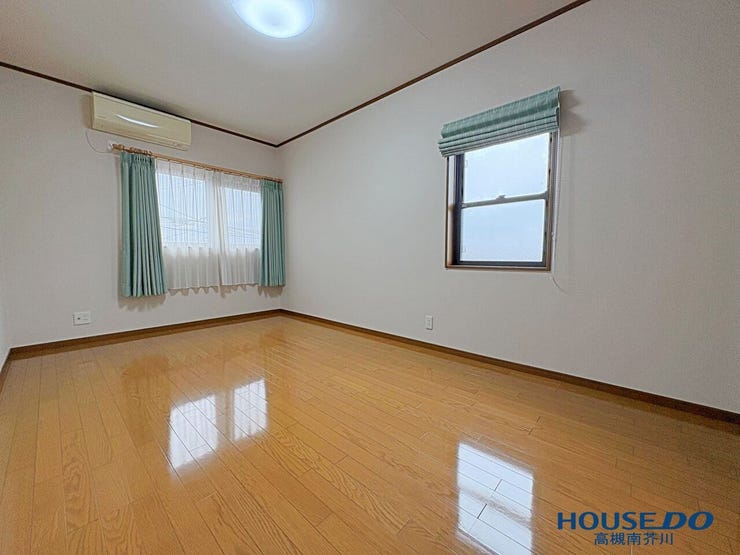 こちらのお部屋も2面採光で朝のお目覚めもさわやかに!