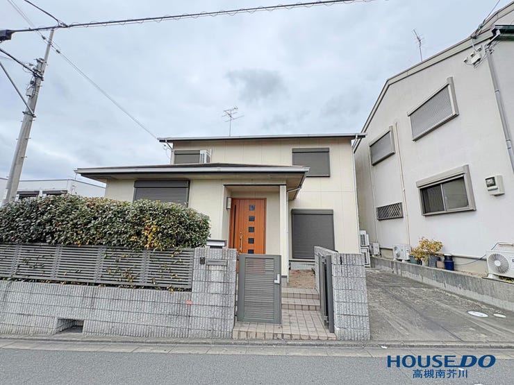 【外観】
西国街道沿いに佇むお家です♪
温かみのある玄関ドアがいいですね