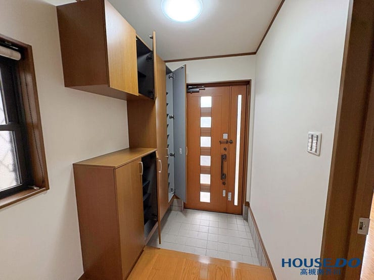 スリットガラス入りのドア、しっかり防犯しながら明るい玄関ホール
靴の収納もたっぷり 丈の長いブーツの収納も安心です