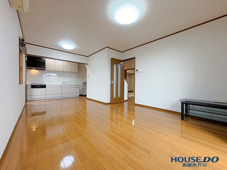 広いリビング
床の美しい木目が印象的です