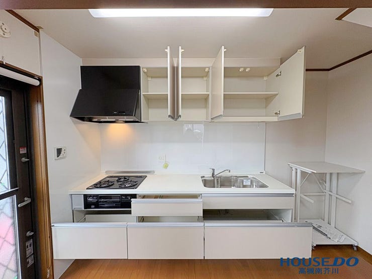 キッチンは使い易い配置で、収納力もバッチリ