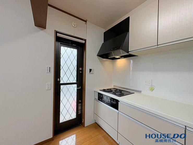 キッチン横に勝手口ドアがあり、キッチン廻りも明るく便利です