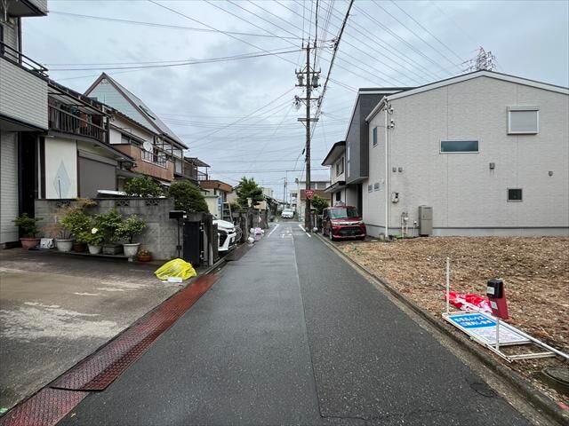 幅員約4mの北側前面道路です。車はスピードを控えるので事故率の軽減や歩行者も安心して通行できます。