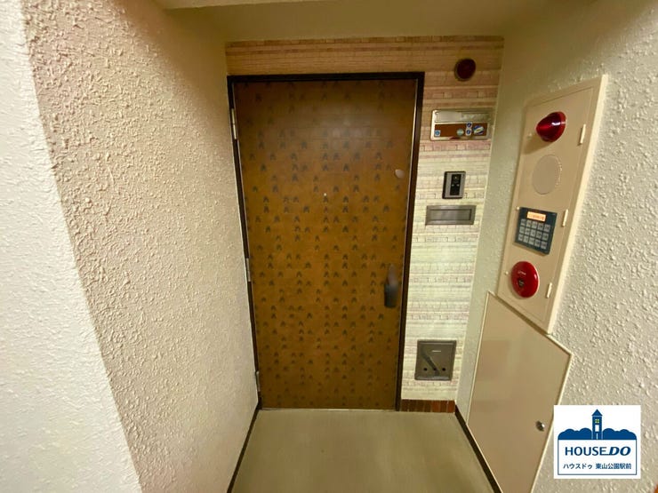 共用通路から見た玄関写真です