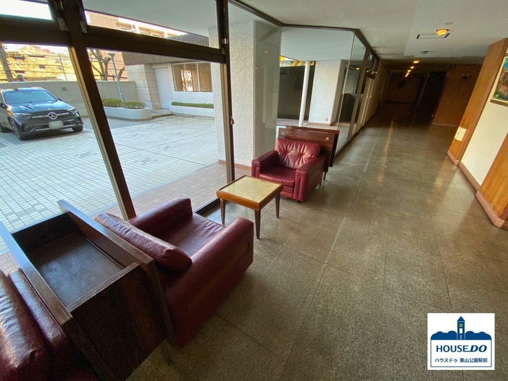 広々とした待合スペースが特徴のロビーには、ゆったりとした椅子とテーブルが数ヶ所設置されています