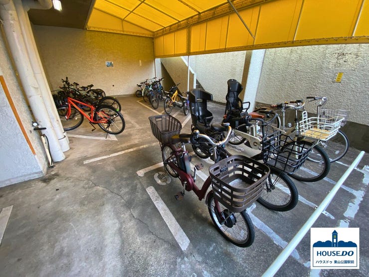 駐輪場は屋根付きです