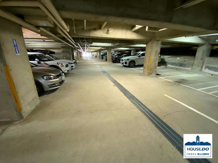 マンション地下駐車場の様子