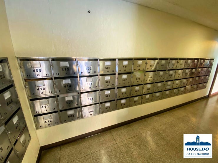 マンションの集合ポストは、全て一つの場所に設置されています