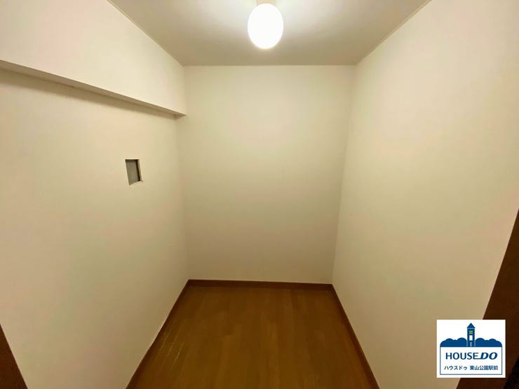 サービスルームです。
書斎、子供の遊び場、収納など多目的な用途に使えますね