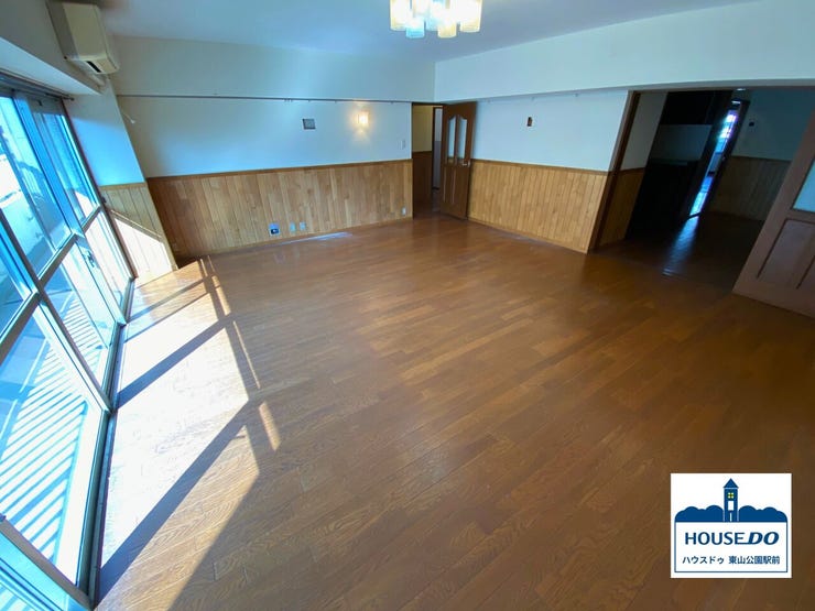 南向きの窓からたっぷりと自然光が差し込む、明るく広々としたリビングルームは、家具の配置もしやすく、家族団らんの時間を快適にサポートします。