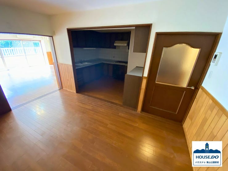 L字型キッチンに隣接するダイニングスペースは、木のぬくもりを感じる穏やかなスペース。
家族や友人と過ごす時間にもよく合いそうです