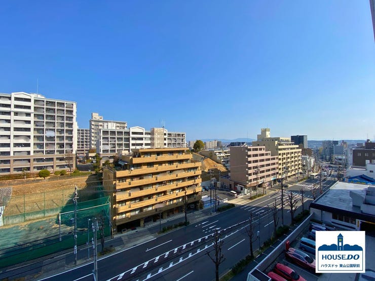 7階バルコニーからの景色は、晴れた日には遠くの山々まで望むことができます