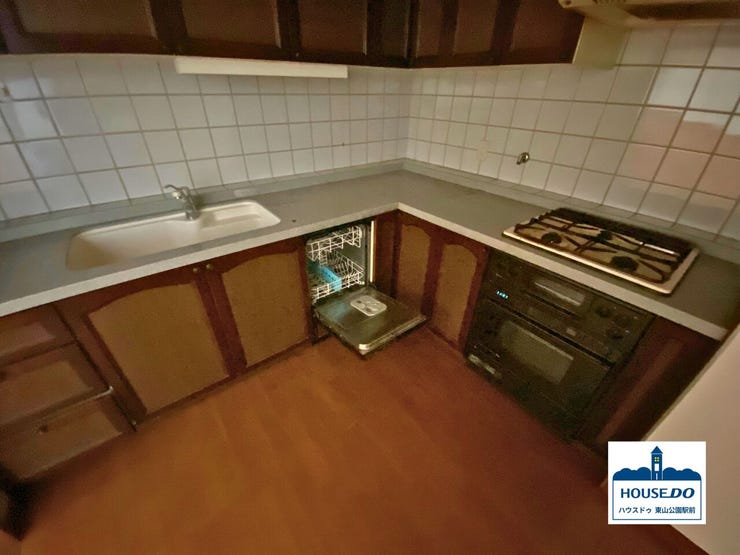 空間を有効活用できるL字型キッチンは、作業効率とデザイン性を兼ね備えた理想のレイアウト。
作業スペースが広く、複数人が入ってもゆったり使える設計です