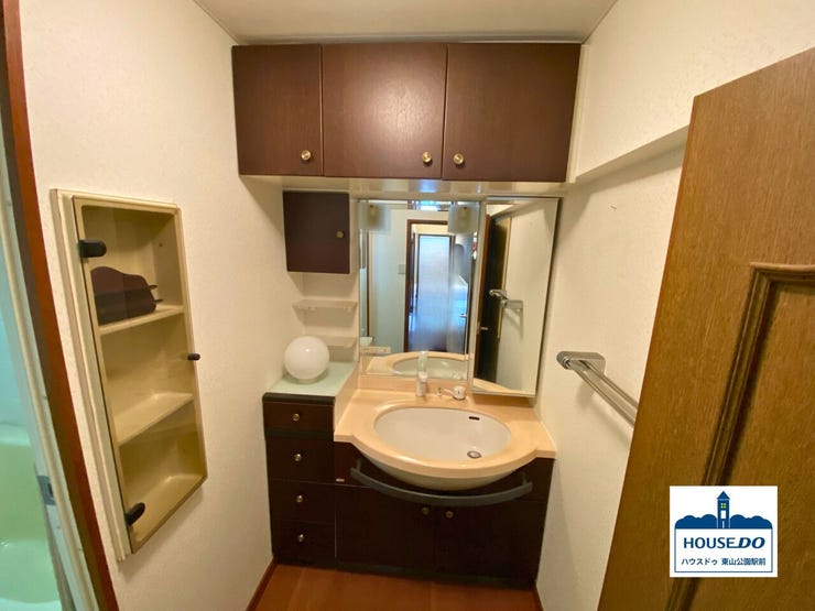 たっぷり収納つきの洗面スペースです