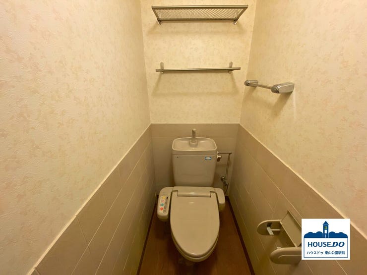 明るく清潔なトイレで、ホッとひと息。
便利な棚付きです