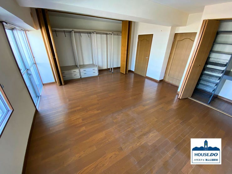 北側バルコニーに面した洋室は、約12.5帖もあり、大きな収納が2つ付いています