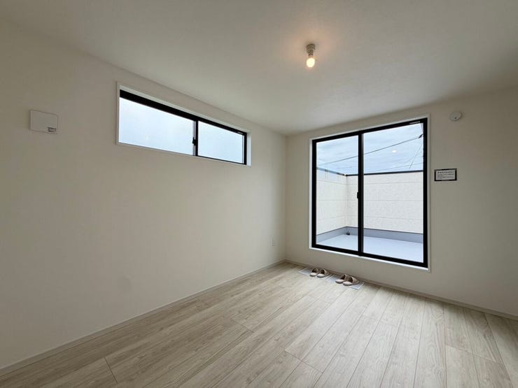 〈6.5帖〉
2面採光のお部屋は、曇りや雨の日でも光を取り込みやすく、室内が暗くなりすぎないのが魅力です♪