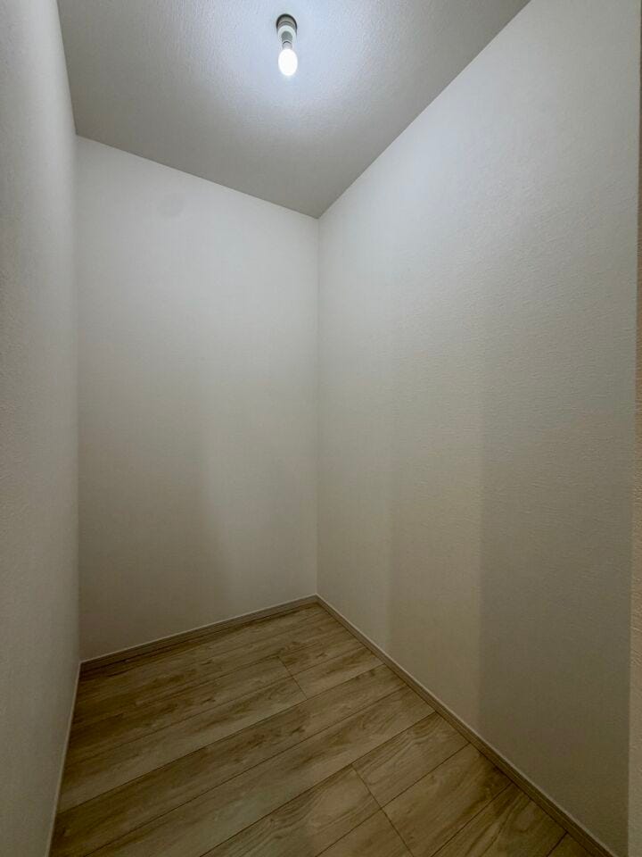 〈玄関収納〉掃除用具入れなどにもお使い頂けますが、玄関入口近くにありますので、中には入れたくないけど外に出しっぱなしにしておきたくないものの収納に最適です!