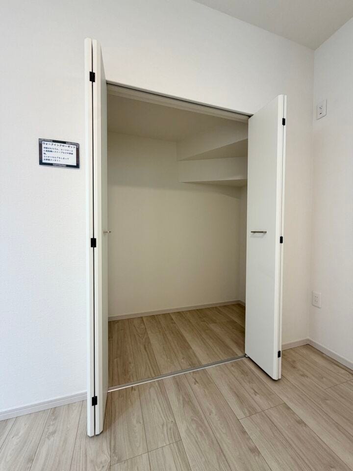 気が付くと増えているお洋服の収納や、大型荷物の収納に便利な収納♪