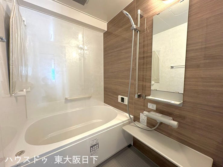 浴室:1日の疲れを癒してくれる浴室♪シャワーは、好きな位置に高さ調節が可能。立っても座っても、どの姿勢でも快適に使用できます。自然換気に便利な窓付きです!