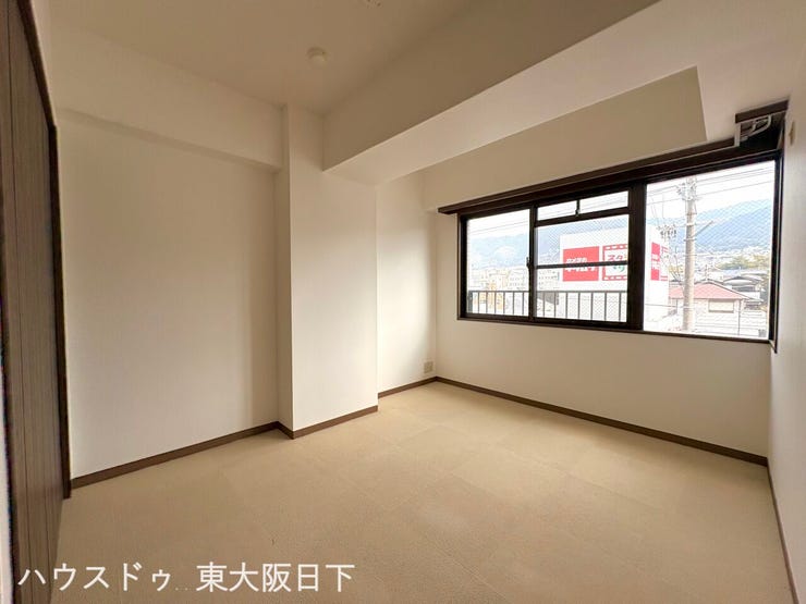 洋室6.1帖:便利な収納付きの洋室は、部屋が物であふれて散らかるということが少なくなり、スッキリと片付いた状態を維持することができます