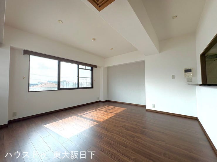 LDK11.3帖:南側から明るい日差しが差し込むリビングではご家族みんなで寛ぐことができそうですね♪ナチュラルな印象のリビングとなっています!