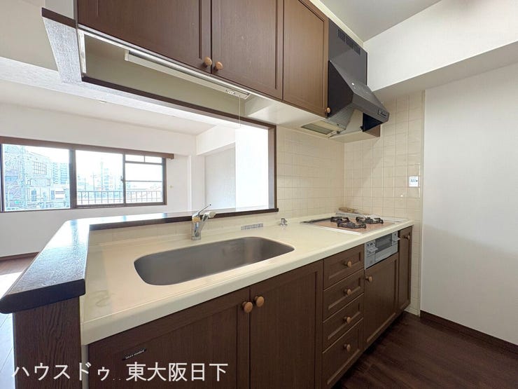 キッチン:キッチンは対面式キッチンで、お料理をしながらリビングの様子が見えます。シンク下収納はスライド式の為、奥にしまい込んだ調理器具等の取り出しもスムーズに行えるため、調理がはかどりそうです♪