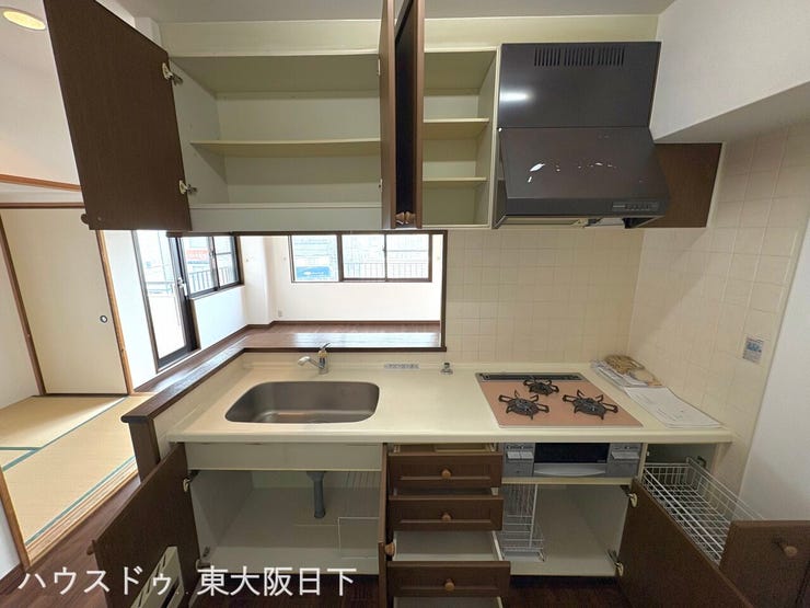 キッチン:奥にしまったものもサッと取り出せるスライド収納。スペースを無駄なく使えます!