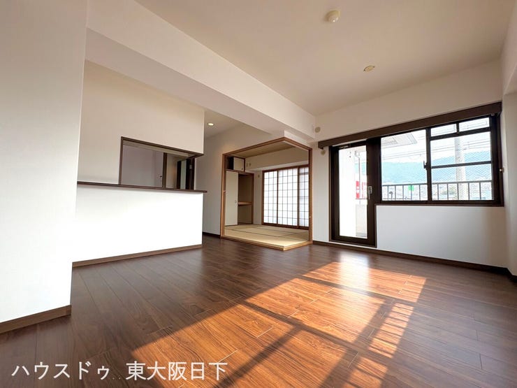 LDK11.3帖:南向きの大きな掃き出し窓からはあたたかい太陽の日差しと、室内に風を通してくれます♪