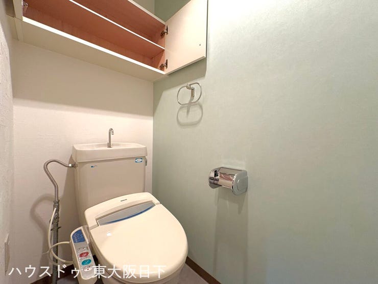 トイレ:上部に扉付の棚があるので、トイレットペーパー等を収納していただけます♪